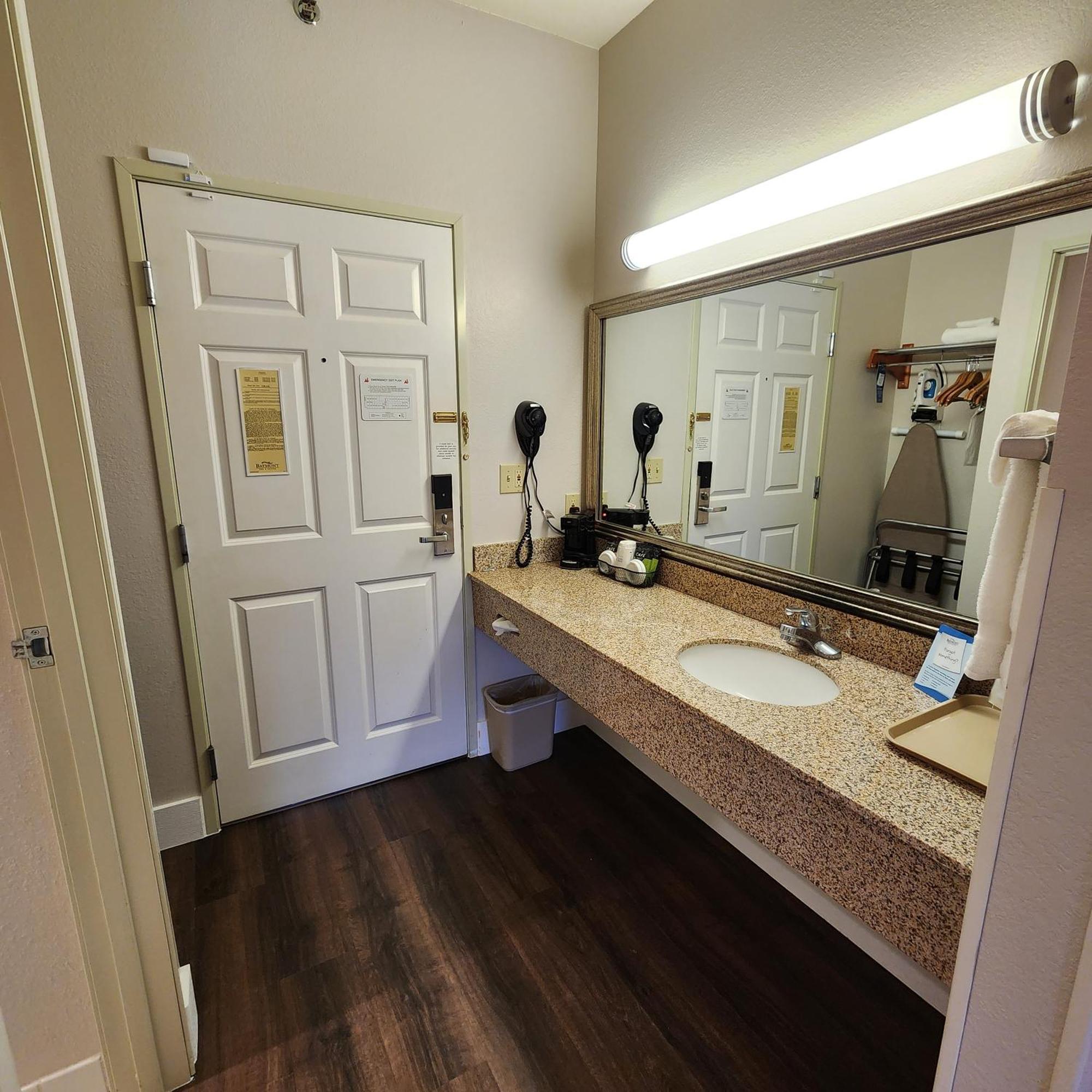 Baymont By Wyndham Mackinaw Hotel