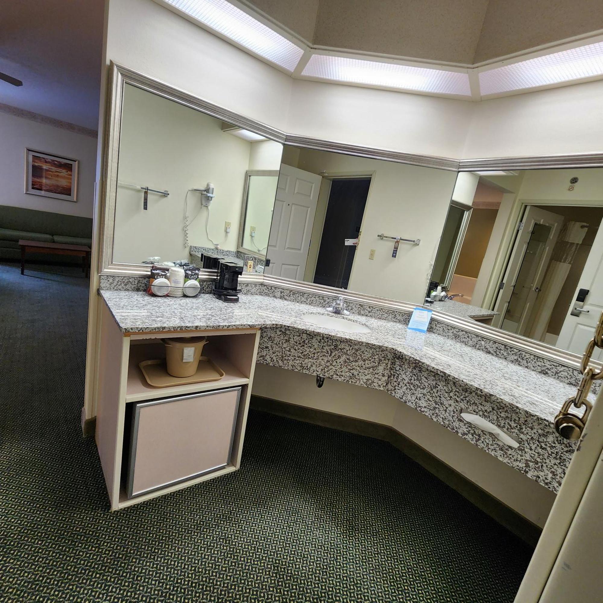 Baymont By Wyndham Mackinaw Hotel