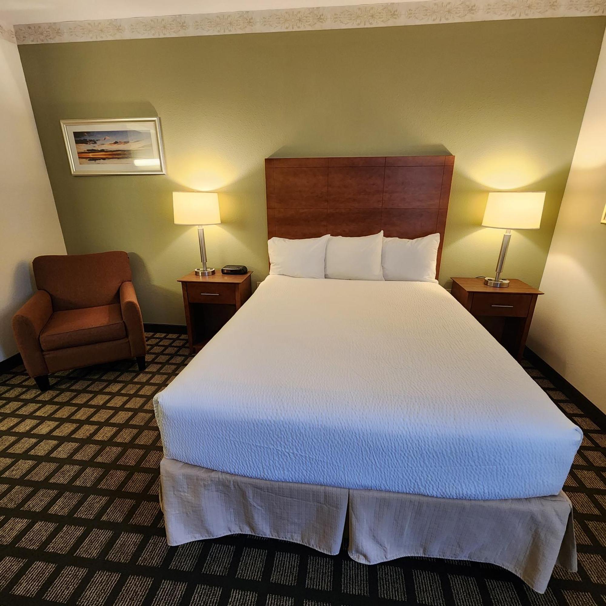 Baymont By Wyndham Mackinaw Hotel